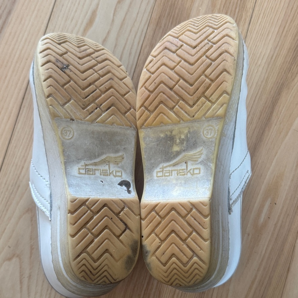White Leather Dansko Clogs | Clean Classic Aesthetic | Size 37 - Picture 9 of 11